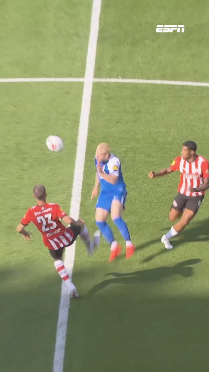 Kenneth Perez vindt dat Joey Veerman er niet afgestuurd had moeten worden: "Ik vind dit geen rode kaart" #psvaz