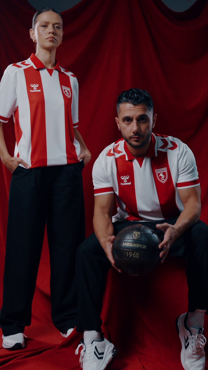 Bazı formaların modası geçmez, çünkü onlar bir geleneğin parçasıdır. Çubuklu forma, tarihimizin en güçlü simgelerinden biri oldu. Yıllar boyunca nice zaferlere, mücadelelere ve unutulmayan anlara tanıklık etti. Tribünde, sokakta, sahada... Nerede olursa olsun aynı aidiyeti temsil etti. Bugün yine yeniden omuzlarımızda. Geçmişe saygıyla. Bugüne inançla. Yarına aynı kararlılıkla. Çubuklu forma yeniden ait olduğu yerde, bizimle! Çubuklu 2026-27 şimdi ön siparişte, satın almak için tıklayın! 🔗 #Samsunspor #AtatürklüArma #ÇubukluForma