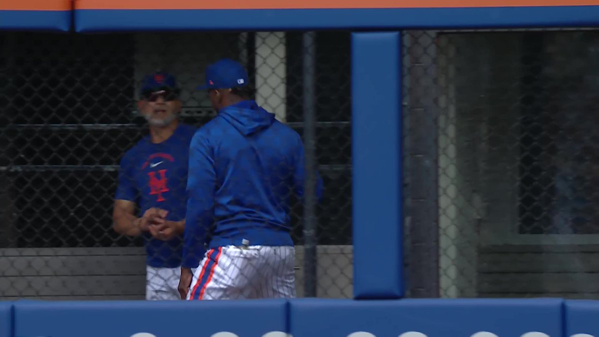 Huascar Brazobán is shaking hands with coaches in the Mets' dugout