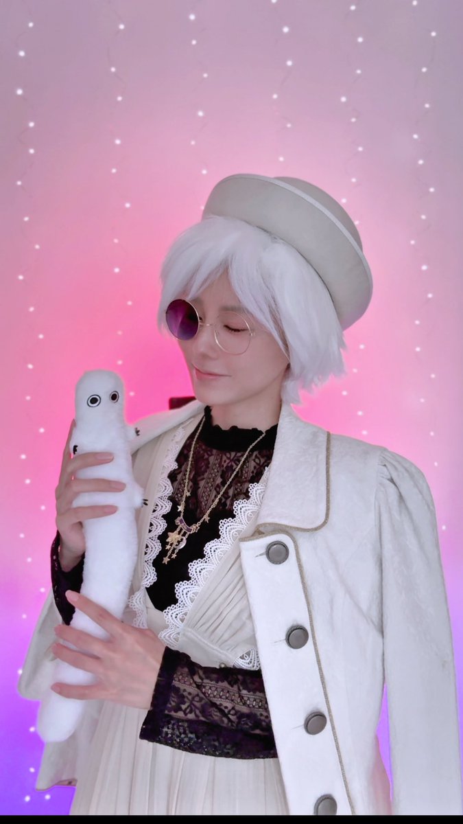 とんがり帽子のアトリエのキーフリー先生風コーデ🧙✨ 最近見てるアニメ🎶 世界観がすごく綺麗なの🪄 現実でもギリ本当に魔法使えそうな気持ちにさせてくれる💫 キーフリーのマントの金ボタンっぽいボタンが付いてるお洋服がちょうどあったので使ってみました！ 本当はタータ君派です笑 #とんがり帽子のアトリエ