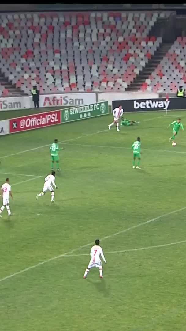 What was the goalkeeper doing there? 🙆‍♂️ Sipho Maseti handles the ball outside the area 🟥 #SSDiski | #BetwayPrem