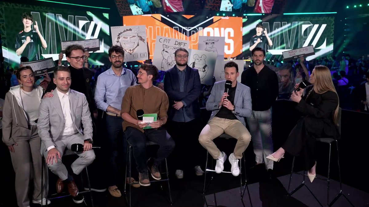 Le (magnifique) French cast signe la fin de l'Overwatch Midseason Championship à Paris. 👏🇫🇷 Merci à vous pour votre travail au cours de cette semaine de folie ! Overwatch Esports | #OWCSMSC