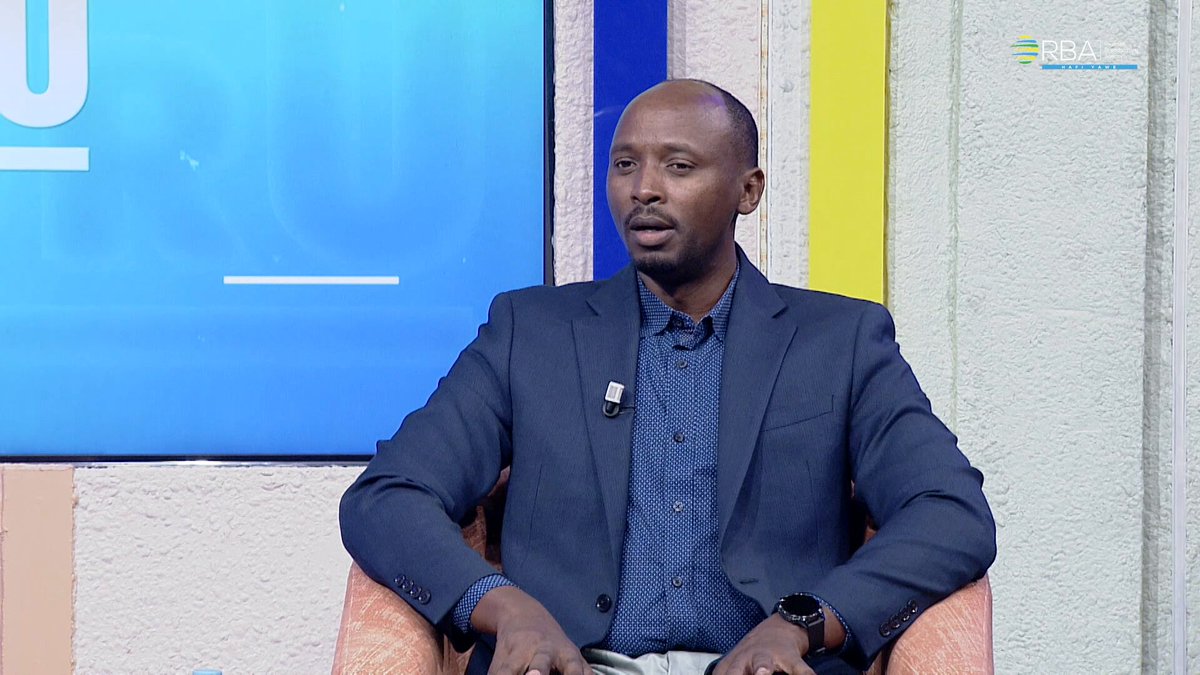 “Ntabwo turi Minisiteri y’Ubuvuzi, turi Minisiteri y’Ubuzima, ikidushishikaza cyane ni ugukingira indwara ko ziba.” Minisitiri w’Ubuzima, Dr. Nsanzimana Sabin, avuga ku ngamba zafashwe mu guhangana n’ubukana bw’ikibazo cy’inzoga zitujuje ubuziranenge, ashimangira ko cyabaye icyorezo. #RBAAmakuru #InkuruMuMakuru