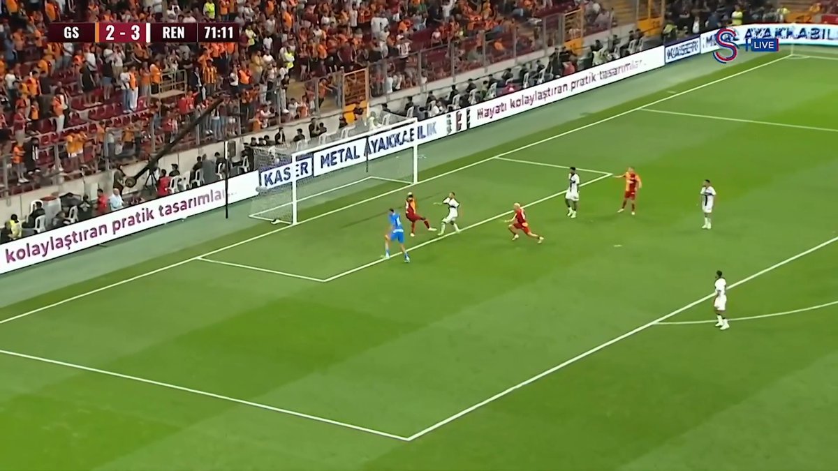 Avrupa'da hiçbir alıcısı olmayıp milyonlarca Euro maaş alan bu sene Galatasaray'ın başına bela olacak Osimhen'in kaçırdığı gole bakın.