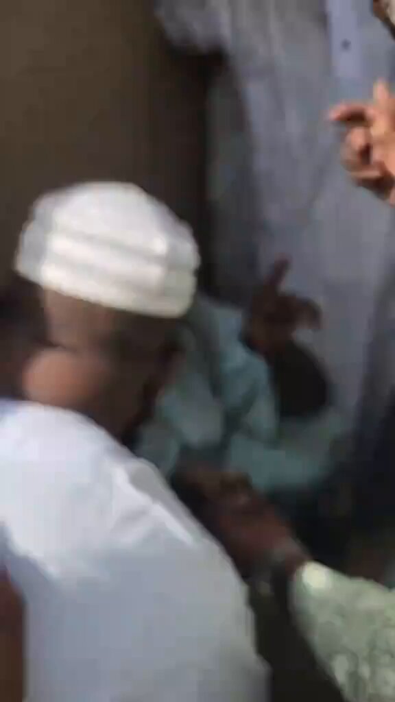 شفشافي التلفونات رقبتو السيف ما يدليها وقع في يد الشعب الدوساني القهران😂