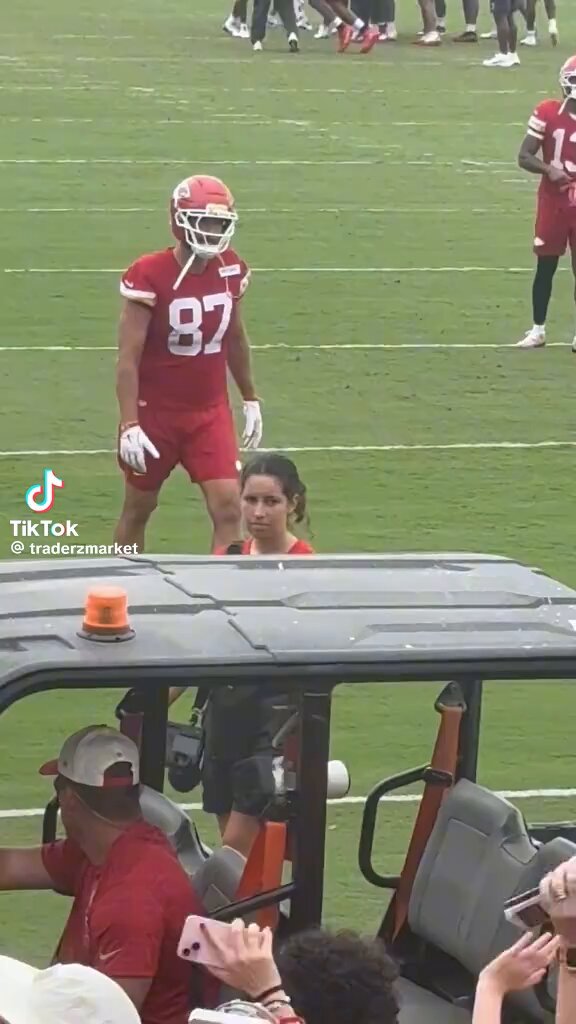 Objectively, he looks really good. Haters &amp; hoes be mad af. 😂 This is a large dude that also has to inline block &amp; make lanes for RBs, he's not supposed to be a WR with 7% body fat. Some of y'all are the most spoiled, hateful, entitled fans of one of the greatest dynasties ever.