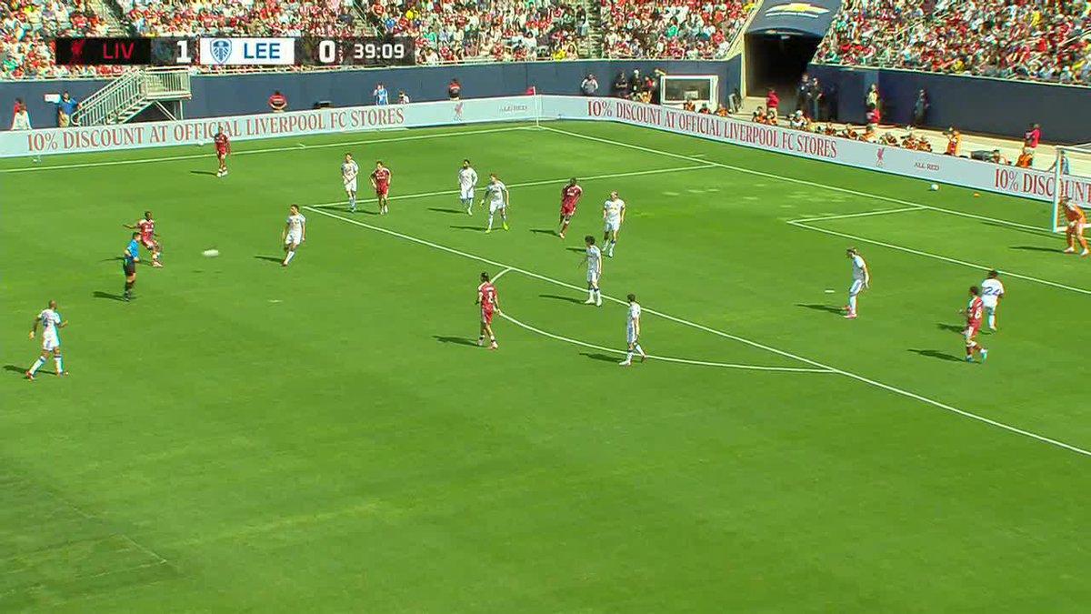 Chegou o Iraolaball? Linda ação coletiva do Liverpool para o gol de Wirtz contra o Leeds.