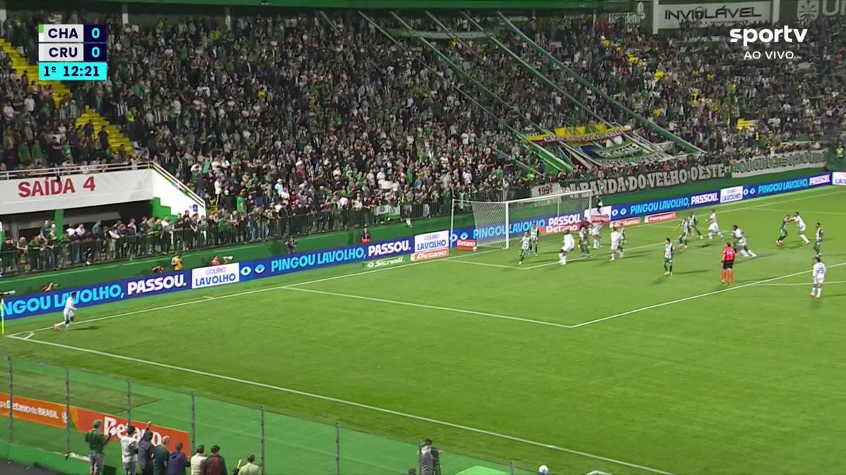 ANULADO! Fabrício Bruno escora de cabeça e Kaique Kenji completa para o fundo do gol, mas a arbitragem pegou um impedimento na jogada. #Futebol #CopaDoBrasil #Chapecoense #Cruzeiro
