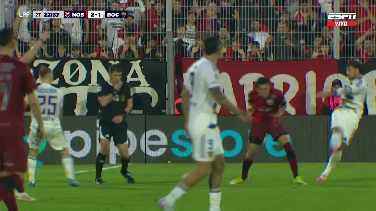 ¿CÓMO CONTRA PAÍSES BAJOS? Leo Paredes se enojó y reaccionó con un pelotazo durante el empate de Boca y Newell's.