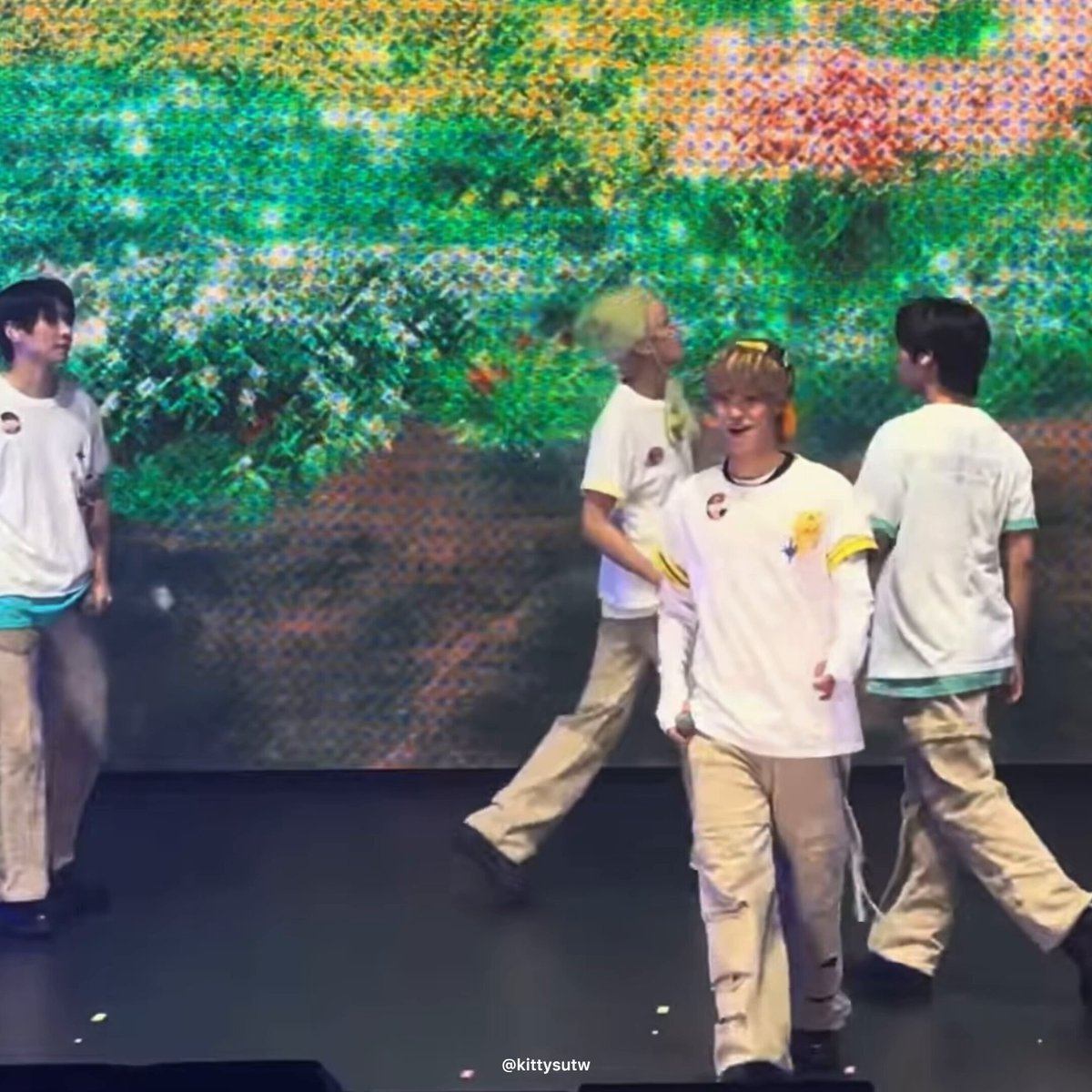 HANI’S SMILE WHEN JL WAS WALKING TOWARDS HIM!!!!!!!! 😭😭😭🤏🏻 na para bang…. “uy hi baby ☺️”
