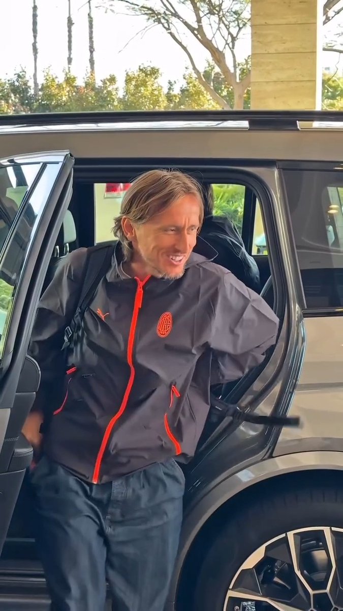 ¡Buongiorno Luka! 👋🏻 El amor de los fans del Milán hacia Luka Modric. 🤩