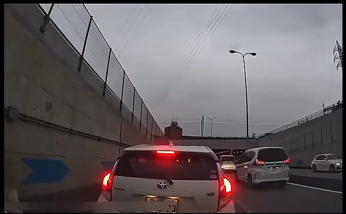 お手本のようなよそ見運転！！