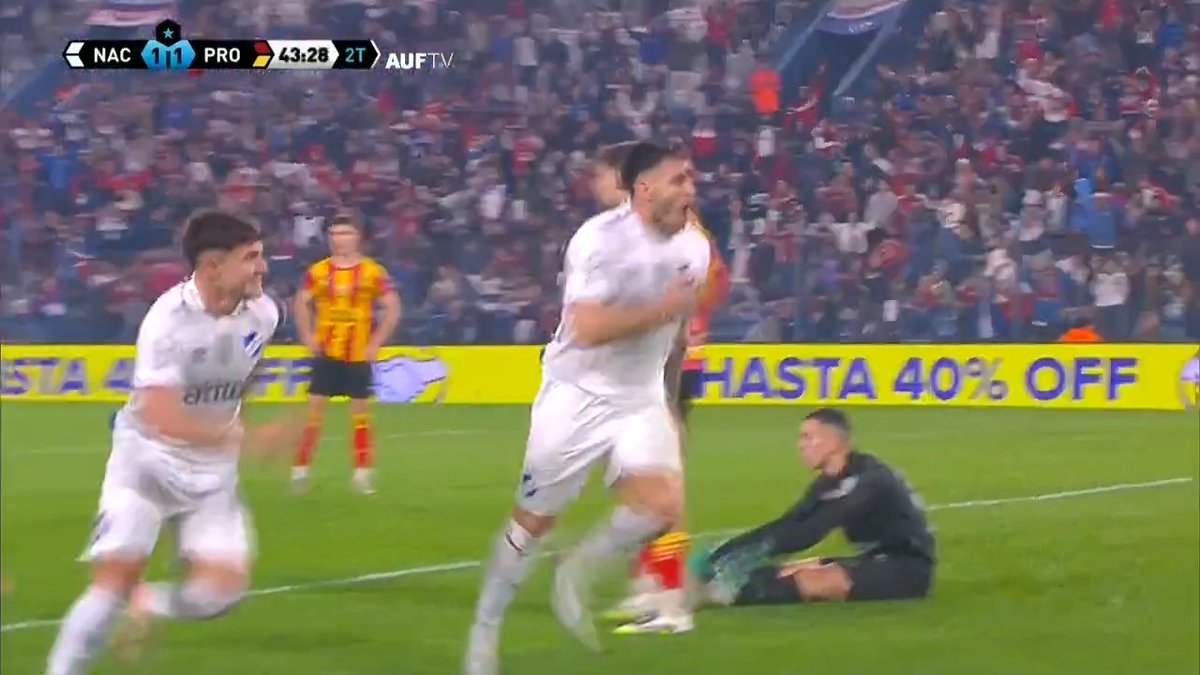¡MAXI GÓMEZ AL RESCATE! El capitán de Nacional apareció a los 44 minutos para poner el 2-1 del Bolso ante Progreso en el Gran Parque Central. ▶️ Mirá el 🇺🇾 #CampeonatoUruguayo en el Plan Premium de #DisneyPlus