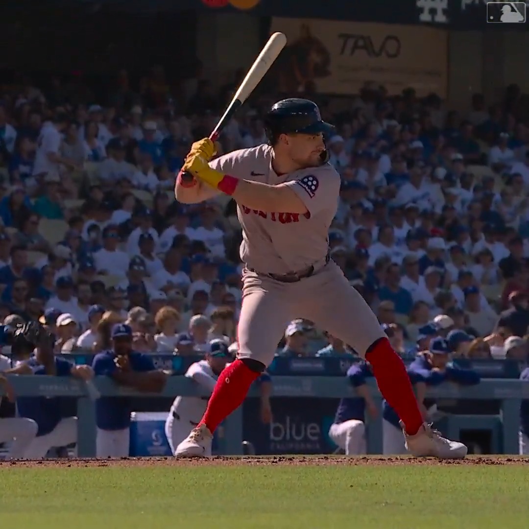 Durbin's turn for a 1st inning knock 👏