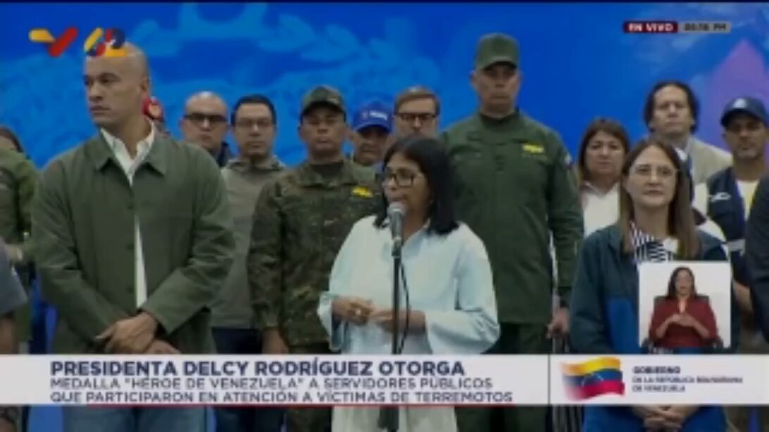 Y la presidenta, Delcy Rodríguez, una vez más reiteró ante esa imagen del Estado 51: "Yo por eso he dicho, aquí hay pueblo, aquí hay gobierno y aquí hay un estado en Venezuela. Y reivindico el mapa de Venezuela, nuestra Venezuela toda. Y la Venezuela toda, nuestro mapa, también somos nosotros, nuestra gente, la identidad de ser venezolano profunda, nuestra cultura profunda, nuestra historia tan cultivada, en épica, tan rica, en heroísmo, tan de altura moral, es la historia de Venezuela. Y por eso, en estas circunstancias, ustedes no han desmayado".