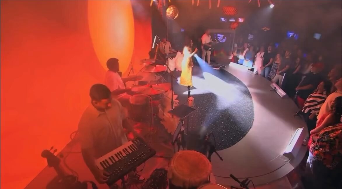 🚨 AMAMOS! Anitta cantando “Não Me Cutuca” no Fantástico.