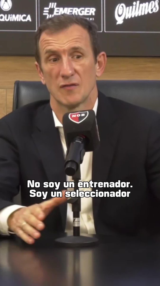 “NO SOY UN ENTRENADOR, SOY UN SELECCIONADOR PORQUE TENGO QUE ELEGIR A LOS JUGADORES PARA EL PARTIDO SIGUIENTE. ES LO QUE HAY, ASUMÍ ESTO Y NO TENGO PORQUÉ ESCONDERME…” 🗣️ Vasco Arruabarrena
