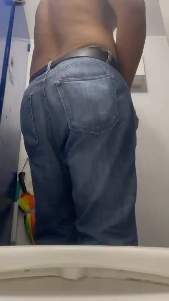 🤭🙂‍↔️I was planning to take a shit, but I ended up just ripping some good farts. Enjoy!🥳😍🍑💨🚽 #farts #sexyboy #followme