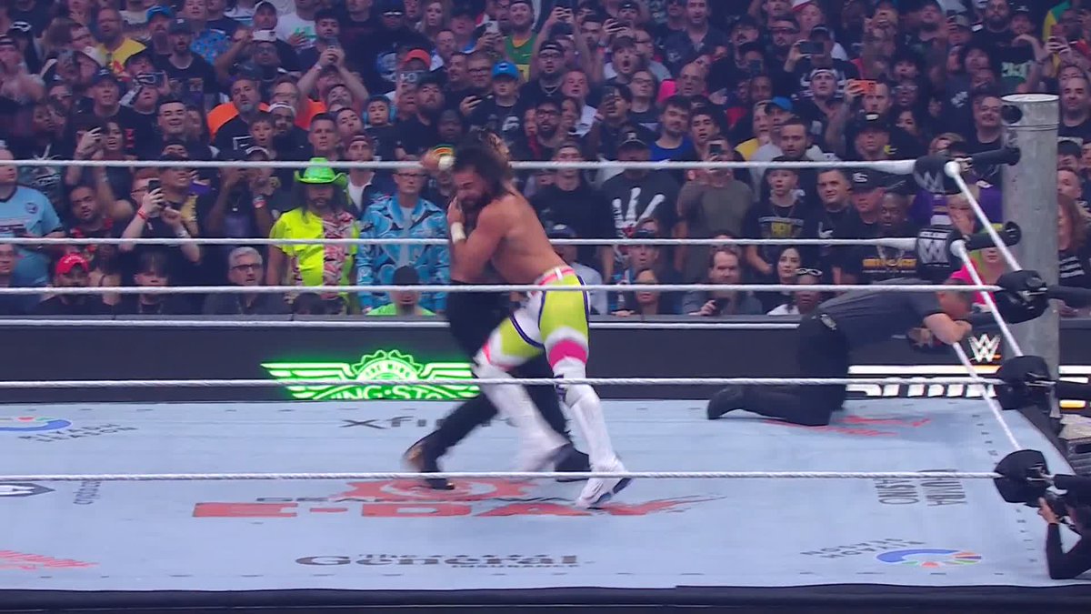 Roman Reigns y Seth Rollins recordaron al tercer miembro de The Shield en su lucha 👊👊👊 #SummerSlam
