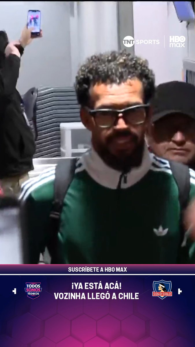 🤩🧤🇨🇻 LOCURA TOTAL EN EL AEROPUERTO Así fue la primera aparición de Vozinha en Chile, tras aterrizar en Santiago para sumarse próximamente a la disciplina de #ColoColo. Disfruta lo mejor del fútbol chileno. Suscríbete a #TNTSportsenHBOMax 📲💻 Link en la BIO 📍