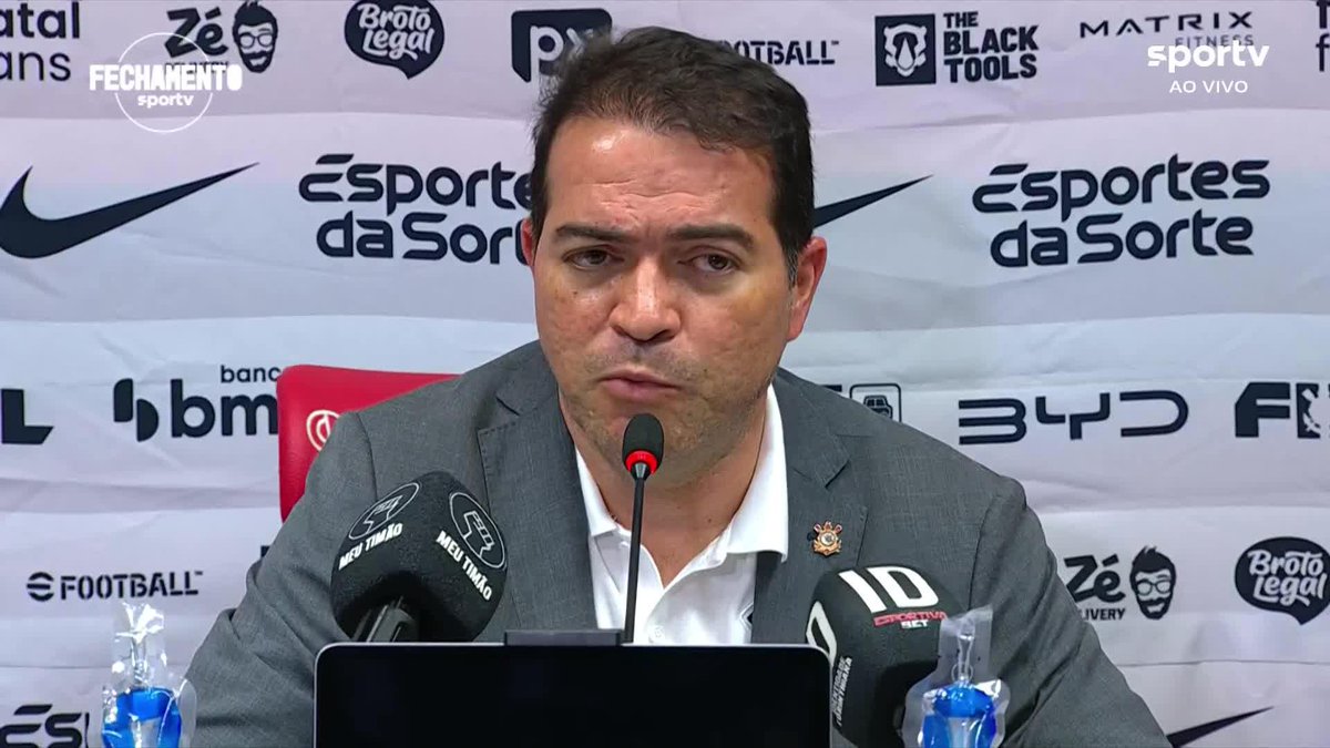 🚨 AGORA! Marcelo Paz, diretor de futebol do Corinthians, faz pronunciamento com duras críticas à arbitragem: “Um jogo com apenas 49 minutos de bola rolando, 7 cartões amarelos para o Corinthians e um pênalti absurdamente não marcado no Bidu.” “Outro ponto que quero trazer sobre a arbitragem é um processo meio que de intimidação que vem acontecendo. Os jogadores não podem falar. O Raniele falou sobre isso, o Canobbio, do Fluminense, falou ontem, o Hugo já foi punido por dar entrevista…” “O nosso departamento jurídico está estudando uma representação por conta de situações com tons de AMEAÇA contra nossos atletas. A gente está buscando áudios do VAR.” 🎥 sportv | ge