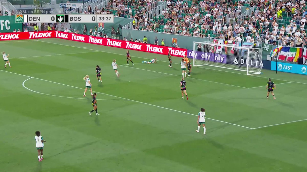 Casey Murphy sets up Sammy Smith for just the fourth-ever goalkeeper assist in NWSL history 😱
