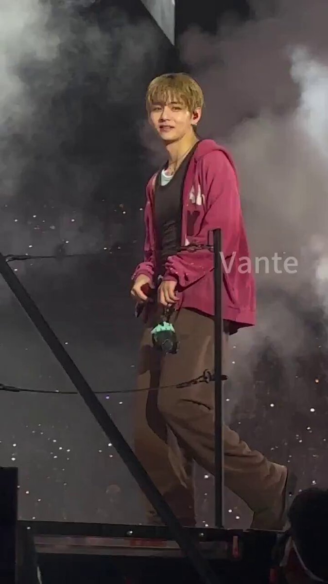 Taehyung went down to the barricade to sing Butter with Armys. He was so close 😭