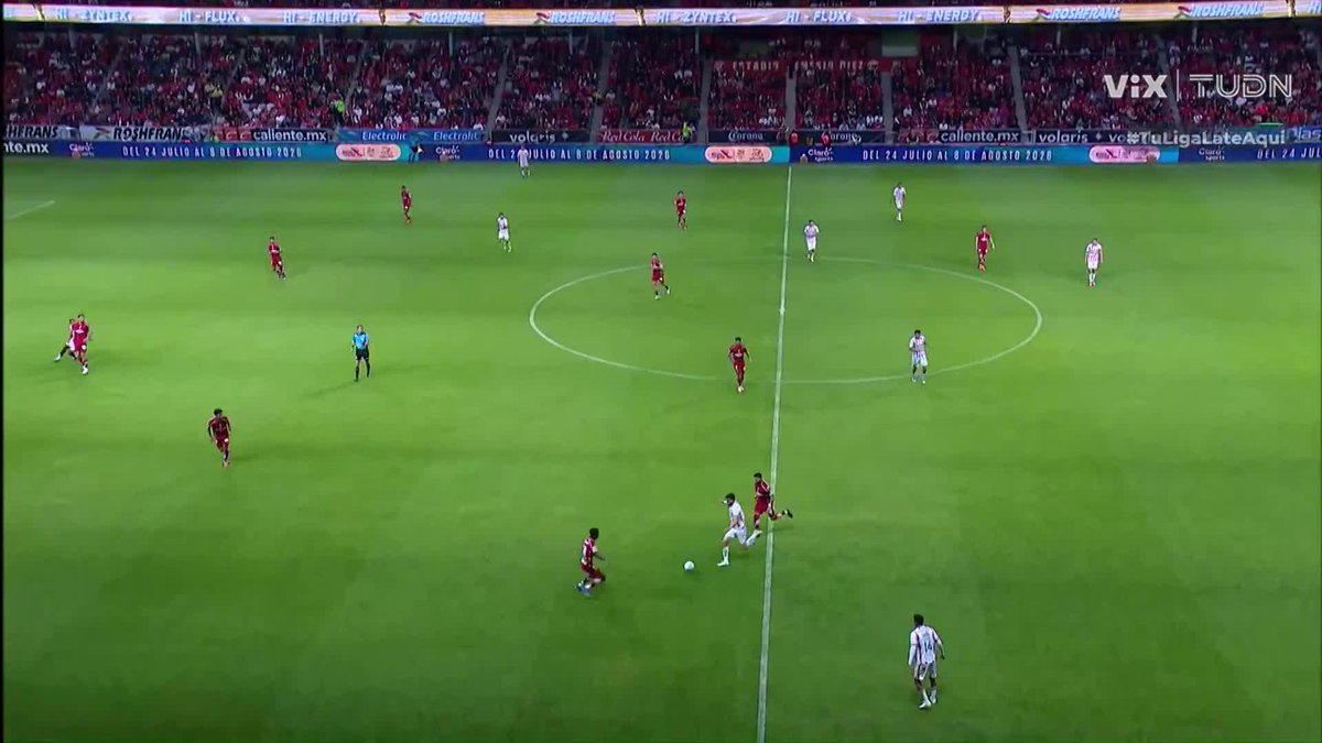 ¡No puede ser! Necaxa se queda con 9 tras una dura entrada de Oliveros sobre Helinho 🤯🤯 #TuLigaLateAqui