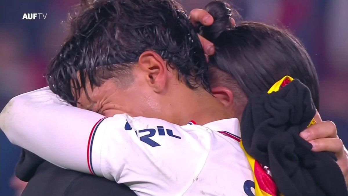 ❤️ ¡MUCHO MÁS QUE FÚTBOL! 🇺🇾 Un abrazo entre padre e hijo emocionó a todos en Uruguay 🫂 Hermoso momento vivieron Jonathan Dos Santos y Agustín Dos Santos, padre e hijo, luego del partido entre Nacional y Progreso por el Torneo Intermedio 📺 #DisneyPlus Plan Premium