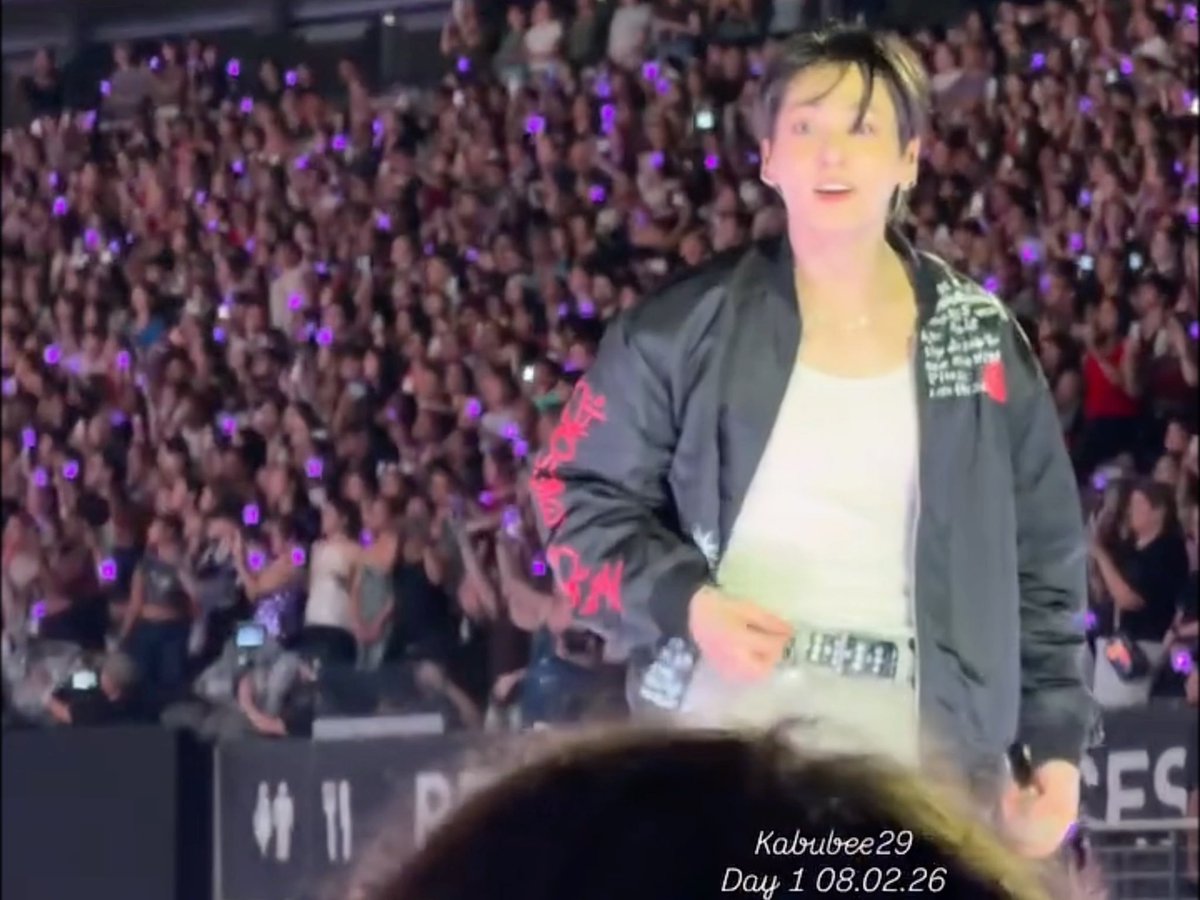 🐰: *realizes he lost his keychain* 🐰: what the fuck?! 🐰: 😲🤨‼️‼️ 🐰: *looks at ARMYs* ‼️ 🐰: *starts looking for it* 🐰: 🤷🏻🤷🏻