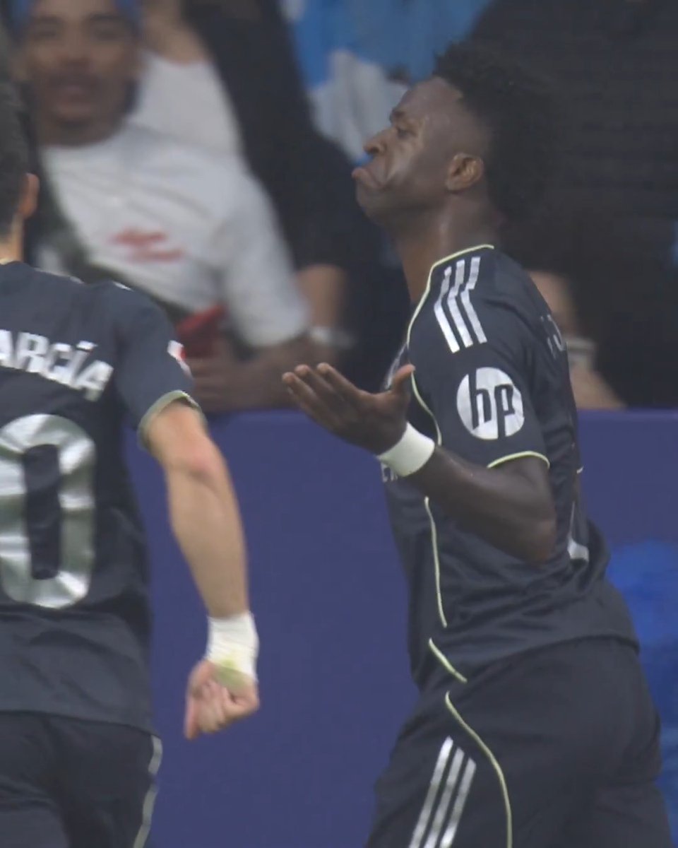 تسديدة فينيسيوس ذي ما يسويها إلا لاعب فاهم كورة بشكل مرعب.