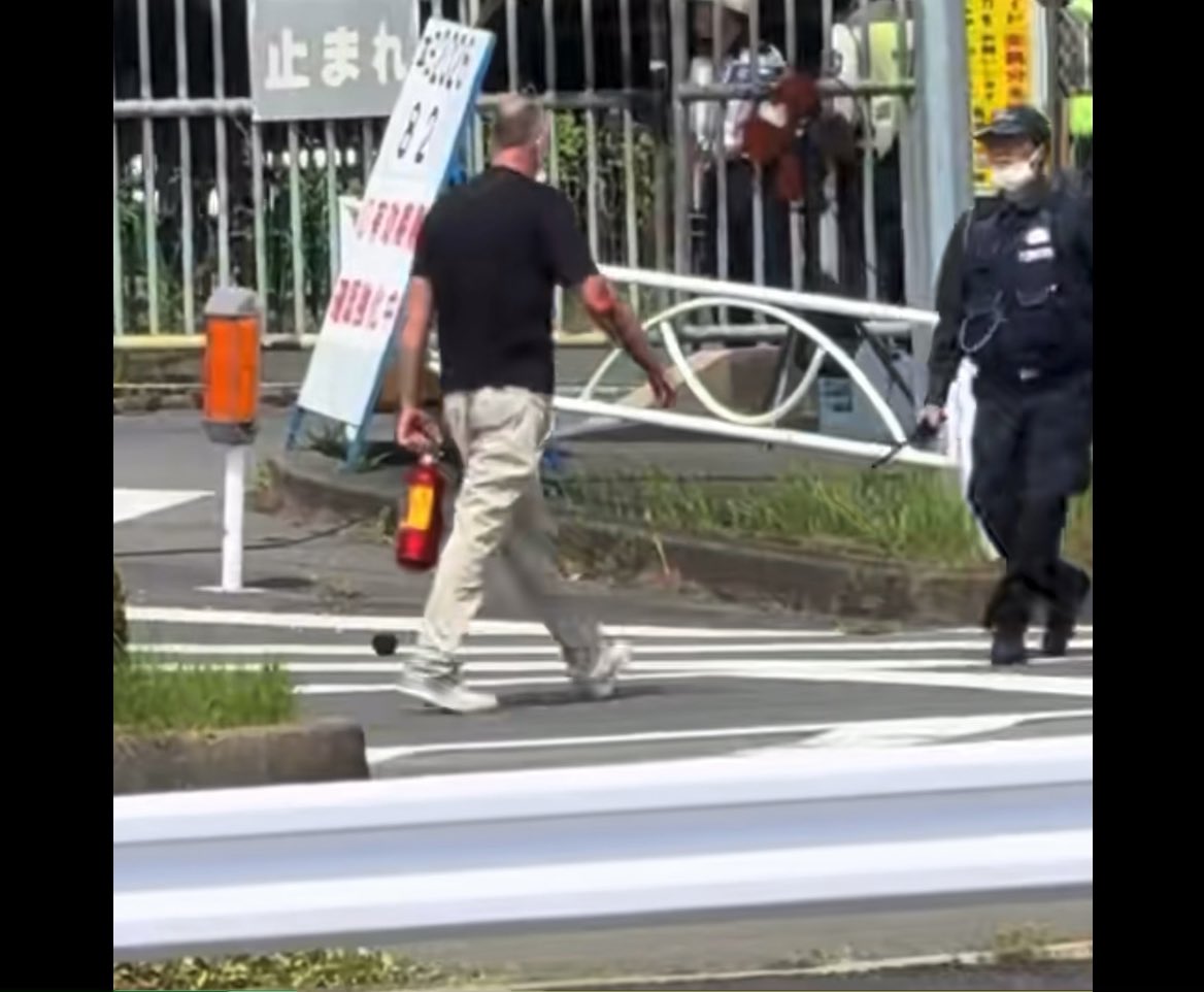 消火器外人VS日本の警察 日本の警察よ!相手は1人だぞ!! ビビりすぎだろ…