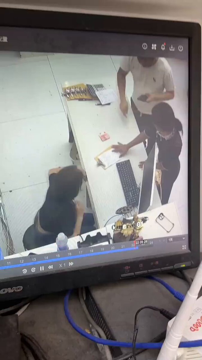 The seller's hand suddenly went numb, and she couldn't even pick up the money.