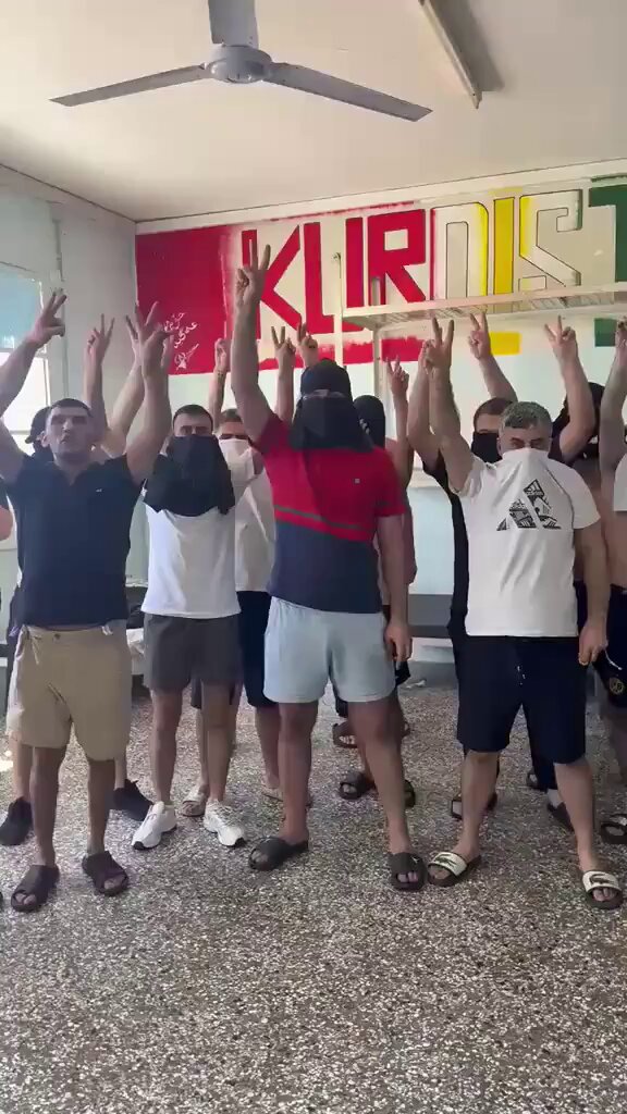 Yunanistan’da hapishanede isyan çıkaran ve dış basında ‘Türk suçlular’ diye servis edilen olaydaki şahıslar Pkk’lı Kürtler! İsyan esnasında “Biji Serok Apo” sloganı atıyorlar duvarda ‘K*rdistan’ yazıyor… Türklere vize verilmemesinin sebeplerin biri de hırtlardır bu da bariz belli bir durum! PKK dağda değil şehirlerde! Medyada adını duyduğunuz sokak çetelerinin %99’u da Türk değil kürt.