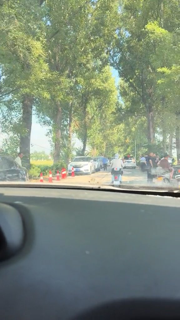 河南驻马店西平县发生一起重大刑事案件,警方已发布协查通报,并悬赏最高5万元征集线索。目前,大量警力仍在当地展开搜捕,嫌疑人尚未落网。 网传村支书一家被灭门,当地群众自发给嫌疑人送水送食物。 每一起恶性案件都值得关注,但在真相未明之前,与其急着站队,不如等待更多信息公布。