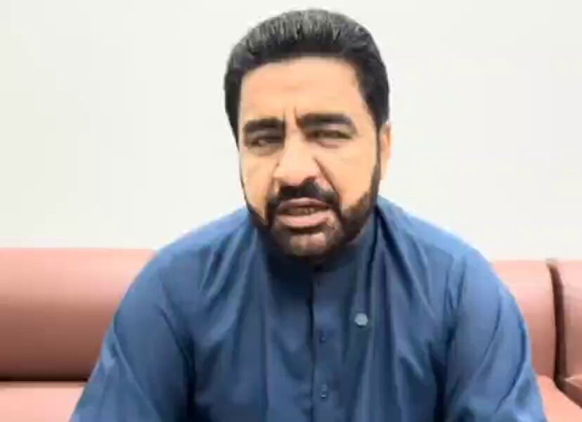 ثاقب بشیر کا انکشاف 🔥🔥 عمران خان کی میڈیکل گراونڈز پر رہائی ہوسکتی یے اسکا دعوی برطانوی اخبار observer نے کیا ہے۔خان صاحب کے کیسز بھی 6 اگست اسلام آباد ہائیکورٹ اور سپریم کورٹ میں بھی اگست کے دوسرے ہفتے میں لگے ہوئے ہیں ایک بات کا کریڈٹ خان صاحب کو دینا چاہئے کہ وہ ایک سخت جان سیاست دان ہیں وہ برگر اور ممی ڈیڈی نہیں ہیں ۔ انہوں نے نہ ڈیل کی ہے اور نہ ہی کوئی لچک دکھائی ہے۔ جبکہ نوازشریف ڈیل کرکے باہر بھاگ جاتا تھا۔ خان صاحب کے سخت ترین مخالف بھی یہ کہنے پر مجبور ہیں کہ خان صاحب نے واقعی مرد کی طرح جیل کاٹی یے۔ جو الزام لگایا کرتے تھے کہ خان صاحب نشہ کرتے ہیں۔ آج انکو ڈھونڈنے جاو تو وہ الزام لگانے والے منہ چھپاتے پھرتے ہیں #کپتان_کی_آزادی_تک_جنگ
