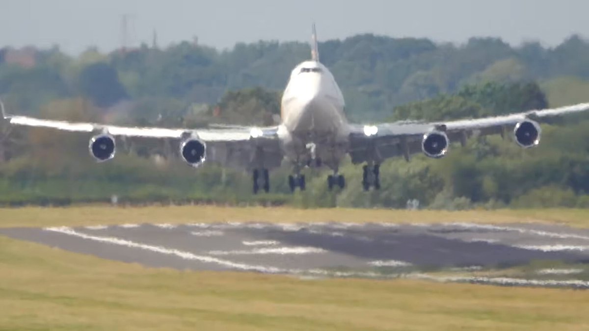 And she's down! Welcome to Manchester, Queen of the skies 👑 This Atlas Boeing 747-400 has just arrived at Manchester Airport, ahead of a major football charter. 747s are VERY rare at Manchester these days, with just a handful visiting every year, which is a stark difference from just a few years ago, when they were a daily sighting here