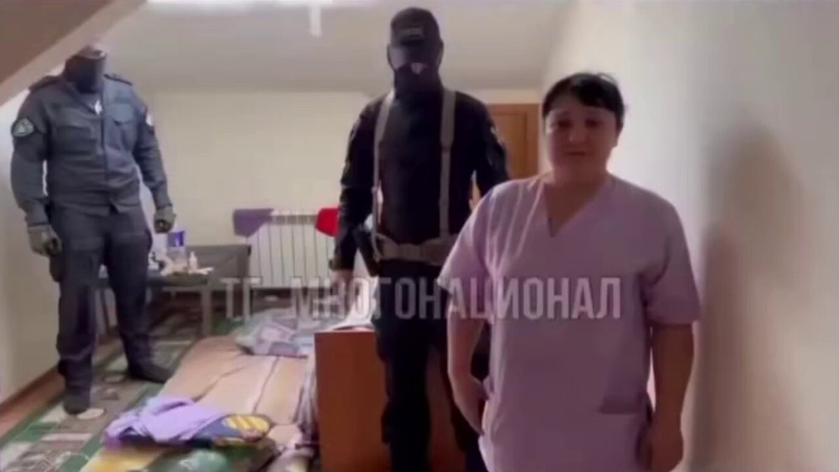 Власти Узбекистана эвакуируют из России свою гражданку, которой в РФ угрожали уголовным делом за коврик для ног в виде триколора. «За счет средств Фонда миграции для гражданки оформлен авиабилет для возвращения в Республику Узбекистан. Ее возвращение в Узбекистан запланировано на 6 августа текущего года», — говорится в сообщении Агентства по миграции Узбекистана. Ранее неонацистский телеграм-канал «Многонационал» опубликовал видео рейда силовиков в нижегородском городе Бор: на видео они вошли в квартиру женщины, где и нашли коврик, после чего заставили ее приносить извинения на видео. Утверждалось, что против женщины могут завести дело о надругательстве над флагом РФ.