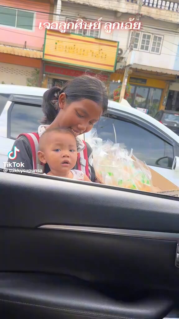 มึง น้องเขาสู้ชีวิตมาก ขายขนมหาเงินดูแลลูกชายวัย 11 เดือน น้องเขาเพิ่งอายุ 18 ปีเองนะ คุณครูจำหน้าน้องได้ ว่าเป็นลูกศิษย์ตัวเอง เลยให้เงินน้องไปทันที น้องเขาขายขนมแถวอำเภอเมืองชัยภูมิ ใครผ่านไปช่วยกันอุดหนุนน้องด้วยนะครับ !!!!!!