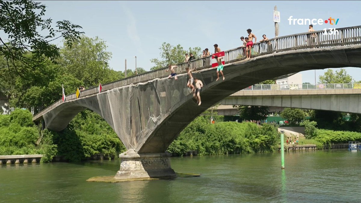La France replonge dans la canicule et la tentation de se baigner dans des zones interdites peut être forte. Rivière, canaux, océan : l'amende serait désormais coûter 68 euros. Cela suffira-t-il à dissuader les baigneurs ? #JT13h