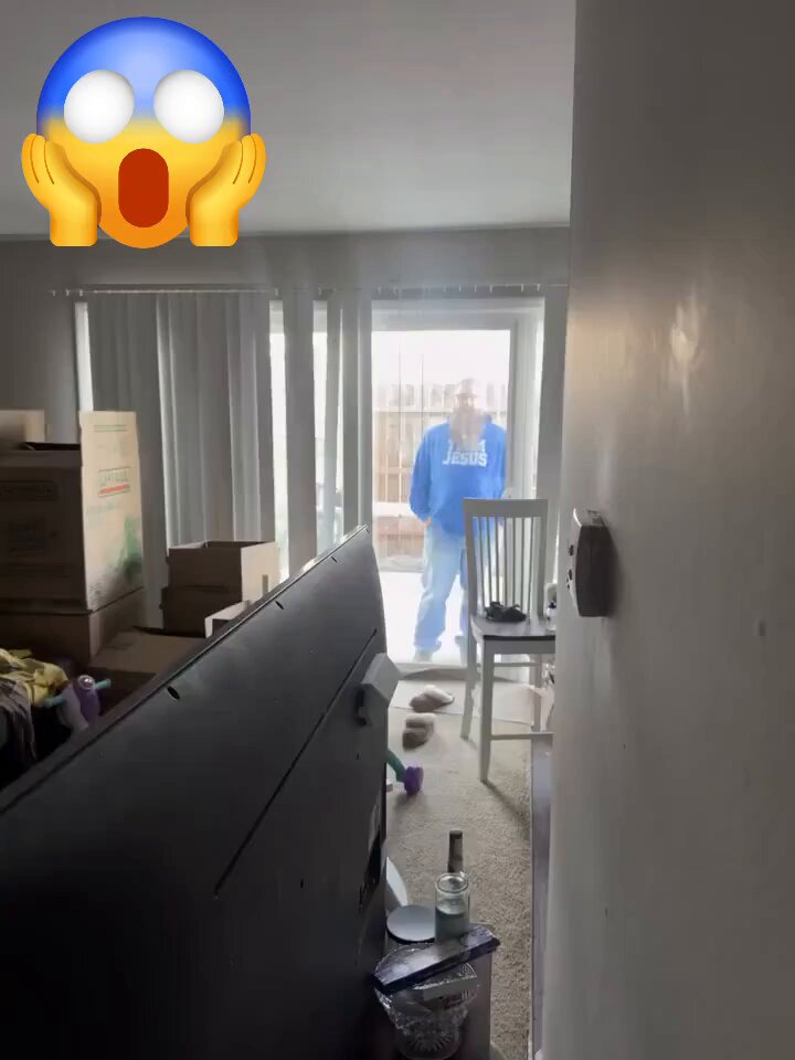 شاب امريكي يوثق ويقول: هذا زوج أمي يقف عند باب الخلف لمنزلي محاولًا تخويفي بينما أنا في المنزل مع الأطفال بمفردي، يطلب مني فتح الباب حتى يتمكن من التحدث إلى ابني (لدي ابنة وهو وأمي لا يطلبون رؤيتها). اتصلت بالشرطة، وبسبب أنه لم يكن على شرفة الخلف أو عند الباب الأمامي عندما وصلوا، لم يتمكنوا من كتابة مخالفة تجاوز للملكية له، وهذا بعد يومين فقط من أن ظهر هو وأمي مرة أخرى طالبين رؤية ابني.