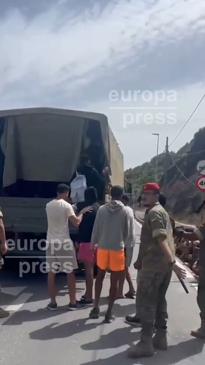 El Ejército transporta a centenares de migrantes desde las barriadas de Ceuta hasta la frontera con Marruecos para facilitar su retorno