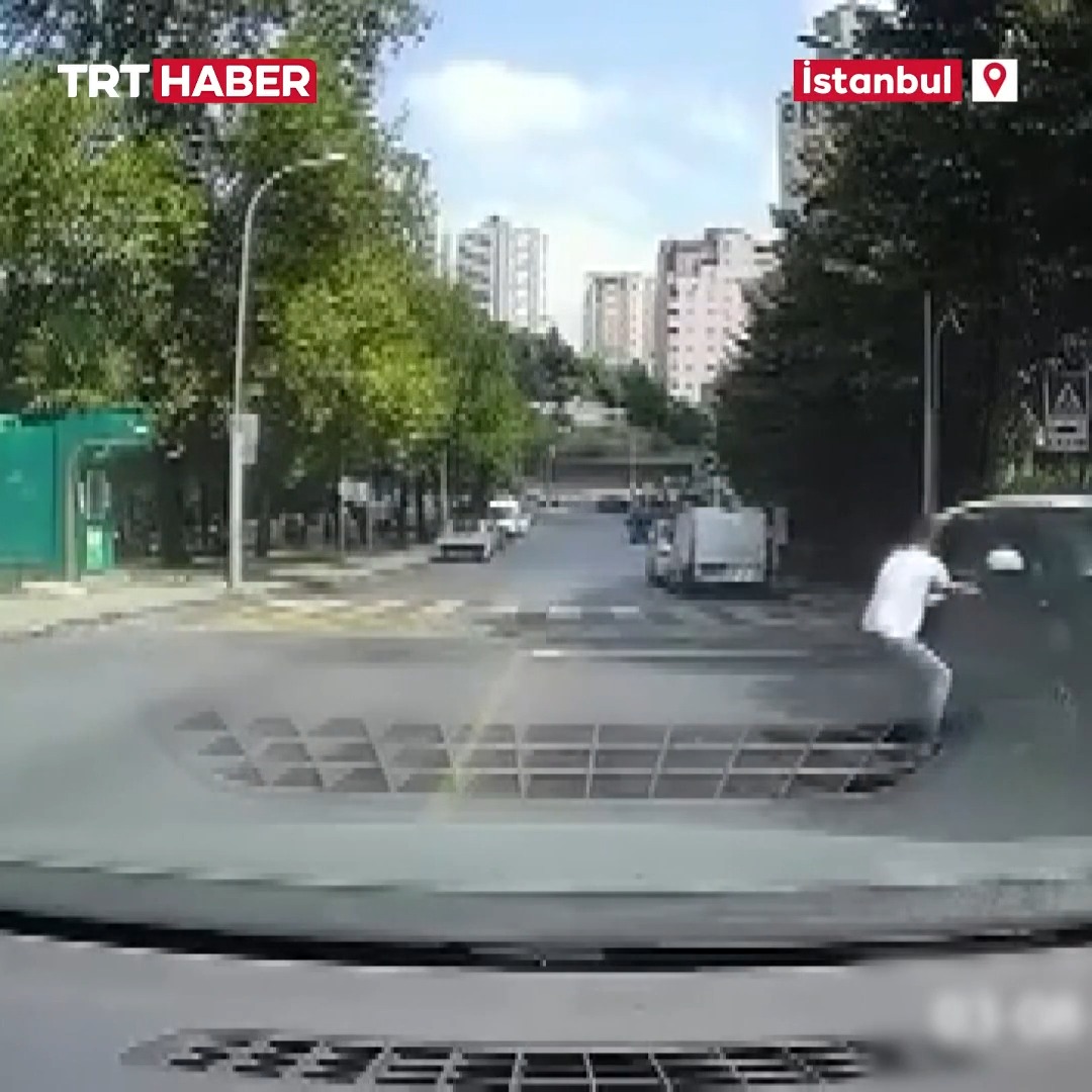 İstanbul'da park halindeyken yokuş aşağı kayan aracı fark eden bir sürücü, otomobili son anda durdurdu.