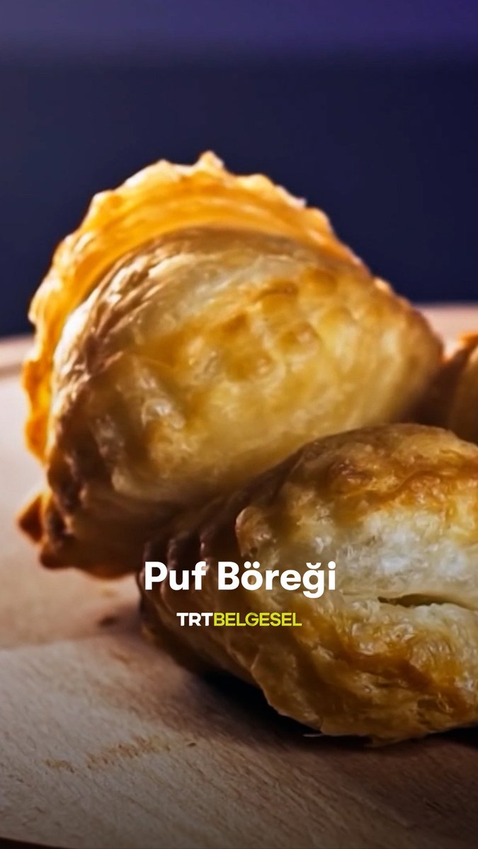 Ispanak ve taze peynirle hazırlanan nefis iç harcın kat kat açılan özel milföy hamuruyla buluşarak puf böreğine dönüştüğü o hayranlık uyandıran lezzet serüvenine tanık oluyoruz. 🥐 “Yiyeceğin Serüveni”, 20.20’de TRT Belgesel’de.