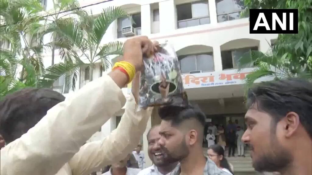 दतिया की जीत के बाद कांग्रेसी वहाँ मेलोडी बांट रहे हैं। 🤣🤣🤣