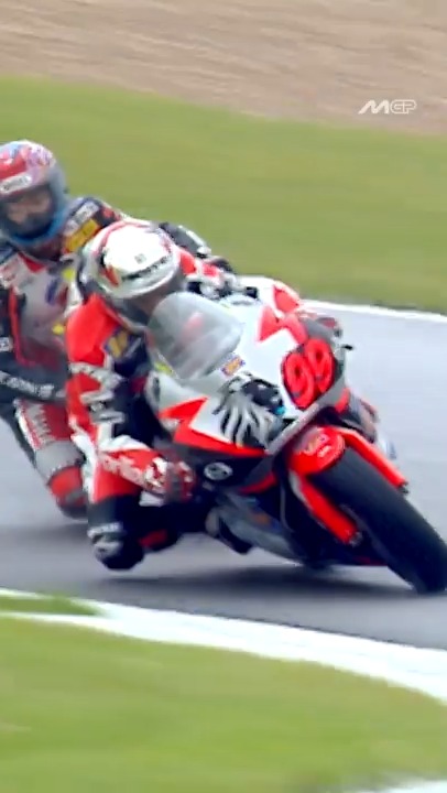 Back in 2000, Jeremy McWilliams lit up his home crowd with a surprise podium at Donington Park! 🔥 #BritishGP 🇬🇧