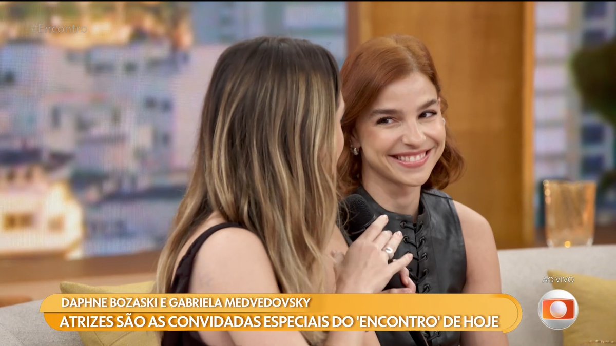 fofuxas demais!! 💞 Daphne Bozaski e Gabriela Medvedovsky são só elogios uma pra outra 🤏 #Encontro #TVGlobo GABI E DAPHNE NO ENCONTRO
