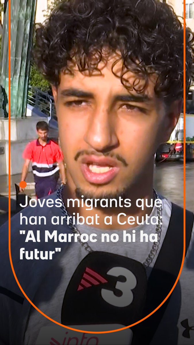 "No hi ha feina, ni sanitat, ni res!" Joves marroquins que han creuat la frontera de Ceuta els últims dies expliquen algunes de les raons que els han dut a fer-ho. "He arriscat la vida perquè la meva família visqui millor"