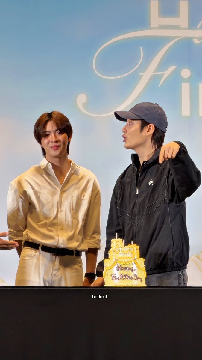 คือตรงนี้คุณ mc เค้าชงเข้าพิธีมงคลอะเนาะ เลยบอกว่ามีแม่พี่เติ้ล(โพ)มั้ยที่นี่ อาจจะต้องเตรียม(สินสอด) แต่เติ้ลตอบว่าแม่ผมอยู่ข้างล่าง แปลล 555555555555555556555555 มีมวลปะเห้ย มาแน่สมพรปากค่ะ ชงต่อจนกว่าจะถึงงานนั้น แรงเชียร์มีผล มั่นใจเกินล้าน