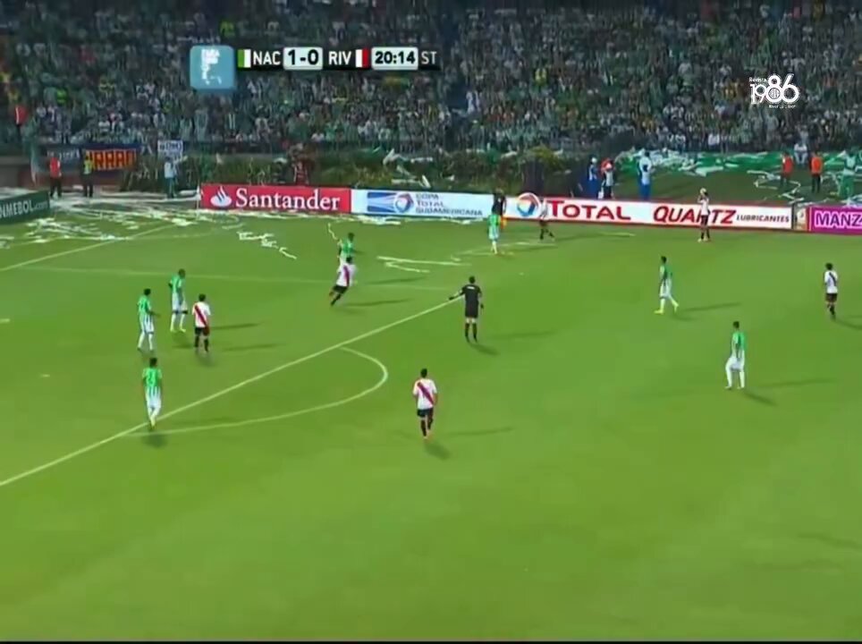 No les importaba tanto dar el salto a Europa. No cobraban millones, no manejaban autos de alta gama ni vivían pendientes de las redes sociales. Simplemente eran jugadores de fútbol. Jugaban por la camiseta, con hambre de gloria. La gloria siempre estaba primero.